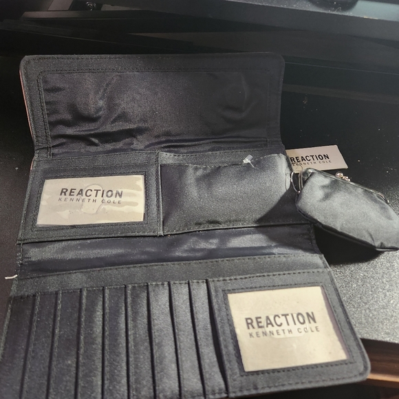 New Kenneth Cole Reaction Wallet - Picture 4 of 5